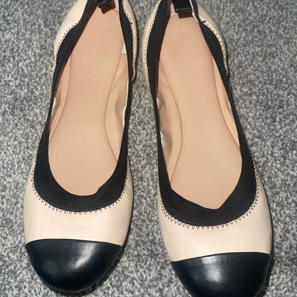 Banana Republic Flats, Women Size 10M. Cream and Black